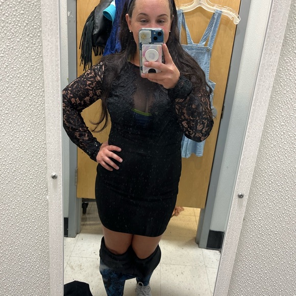 Medium sized lace long sleeve black bodycon dress - Picture 2 of 2